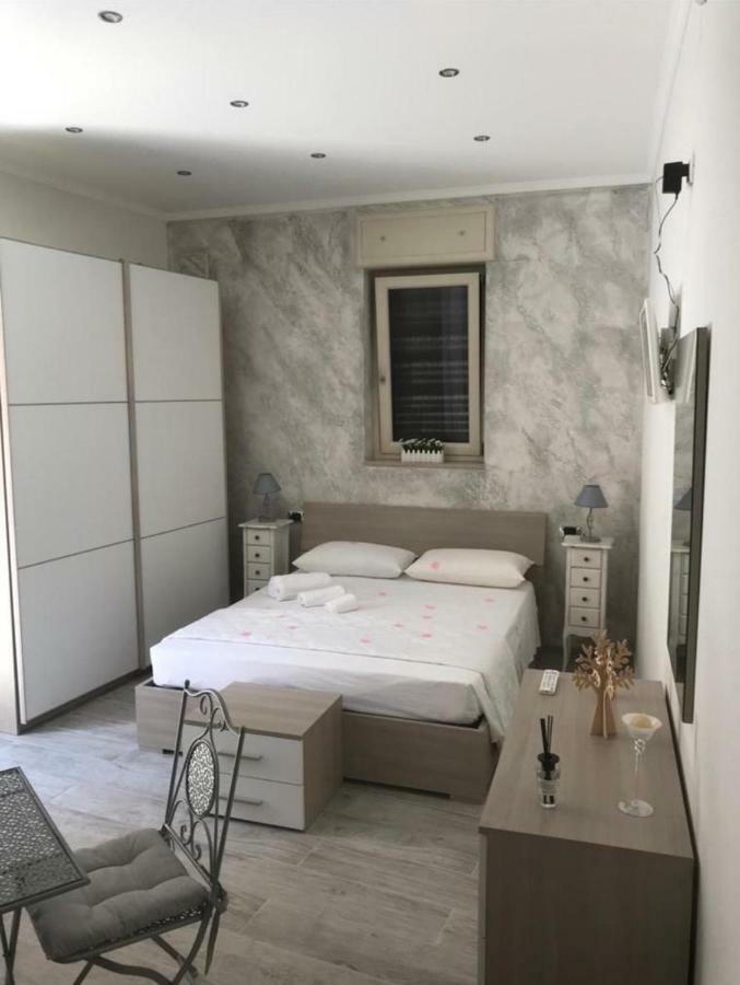 La Maison - Matrimoniale Stornara Luaran gambar